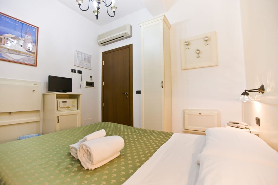 Double Room Single Use | Minibar, in-room safe, desk, soundproofing