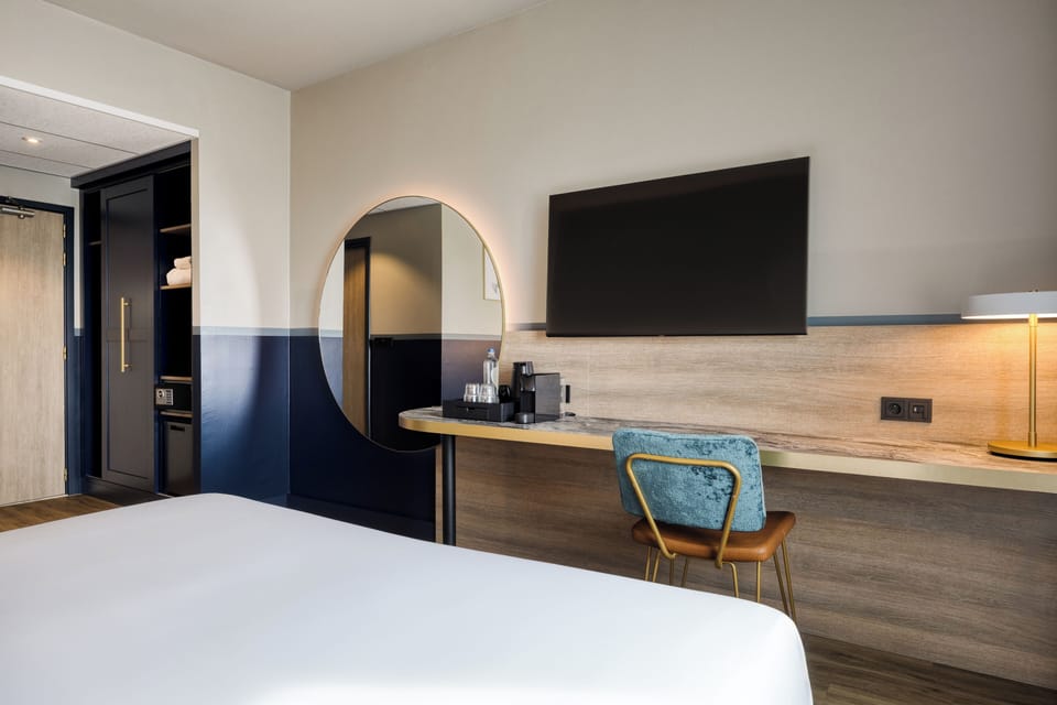 Minibar, in-room safe, desk, laptop workspace