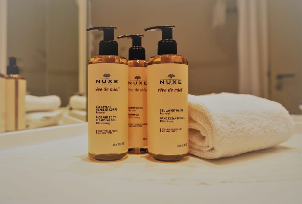 Combined shower/tub, free toiletries, hair dryer, towels