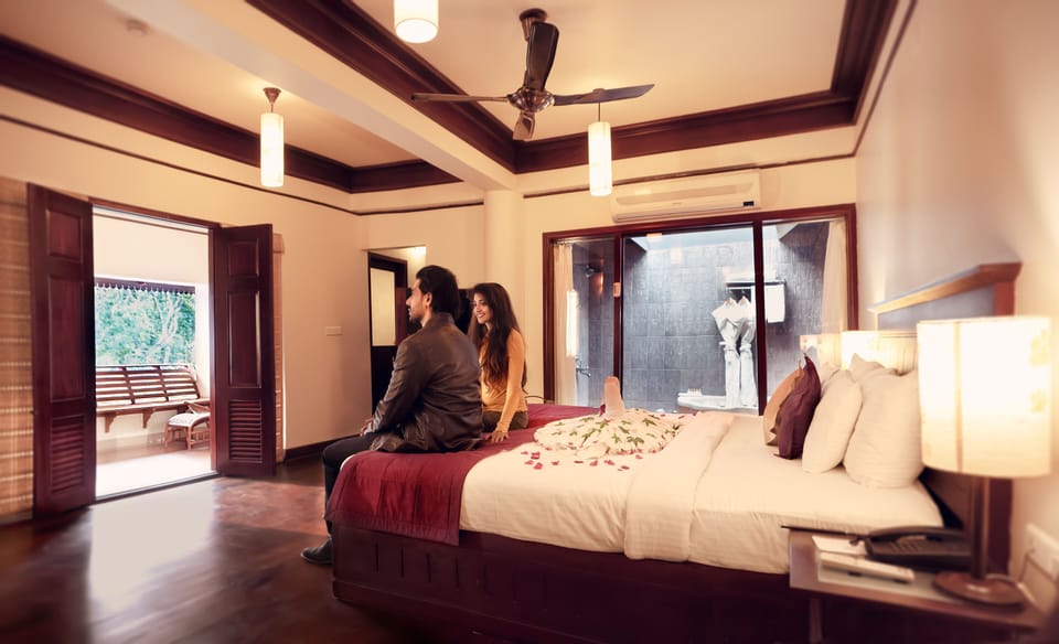 Honeymoon Suite, 1 Queen Bed | Minibar, desk, soundproofing, iron/ironing board