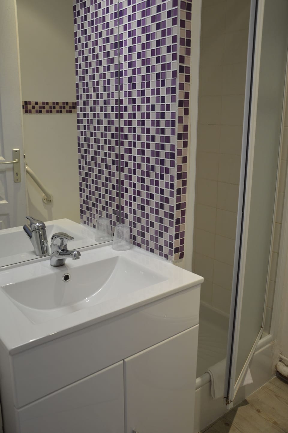Standard Double Room, 1 Double Bed | Bathroom | Shower, rainfall showerhead, free toiletries, towels