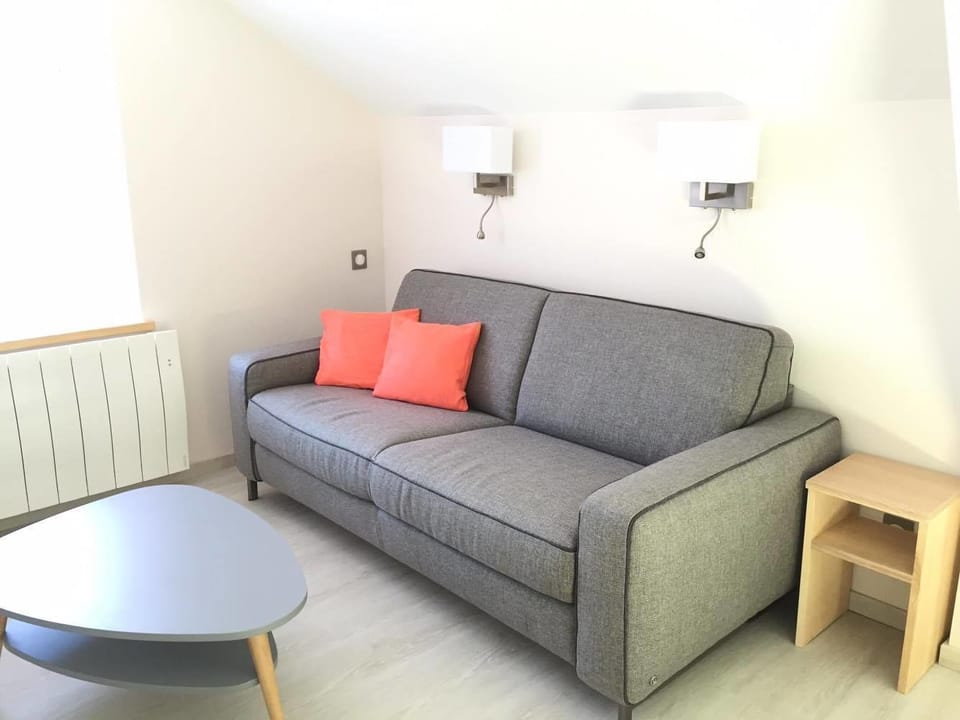 Suite, Jetted Tub | Living area | 60-cm flat-screen TV with cable channels, TV