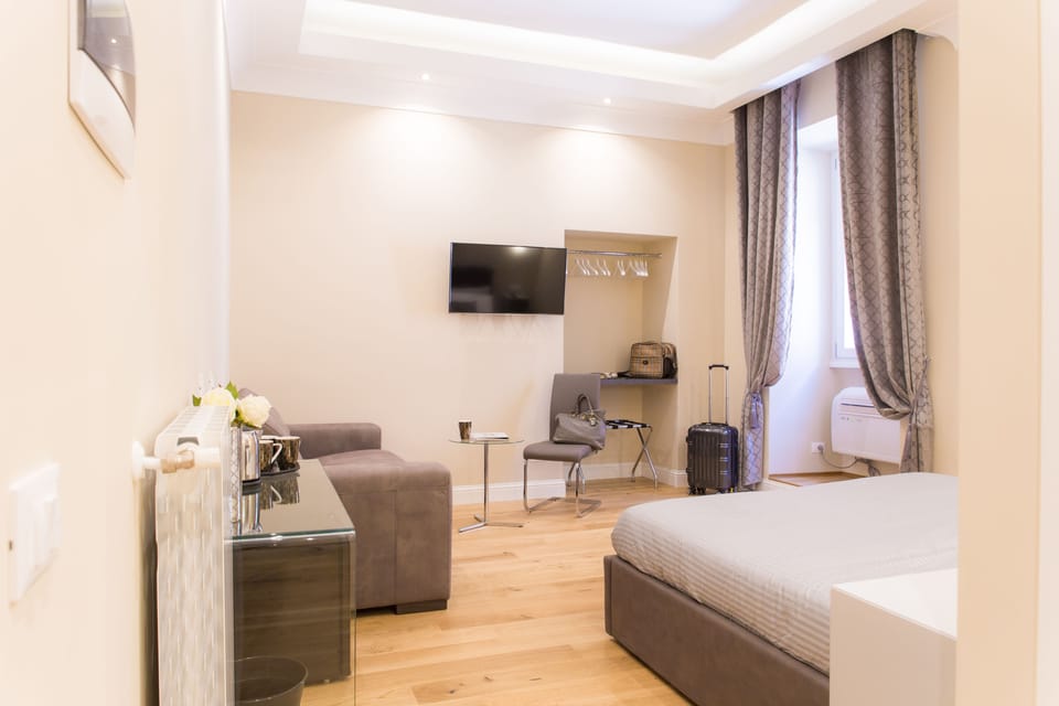 Suite (King) | Soundproofing, iron/ironing board, free WiFi, bed sheets