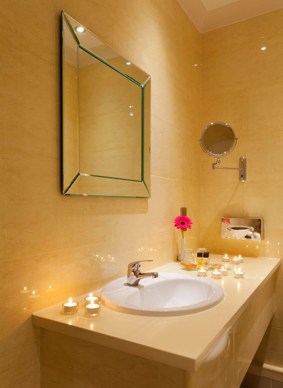 Combined shower/tub, free toiletries, hair dryer, towels
