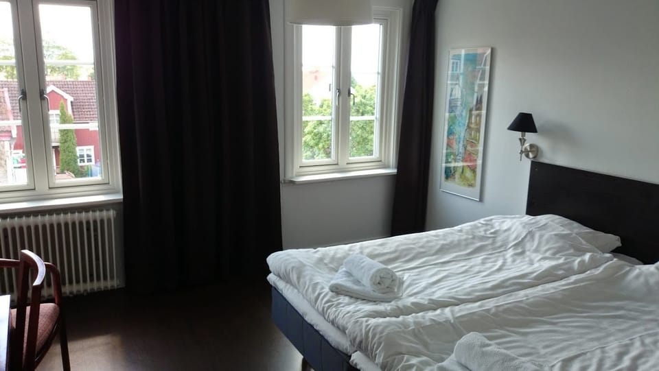 Double Room, Private Bathroom (2 beds, Pet friendly) | Blackout drapes, soundproofing, iron/ironing board, free WiFi