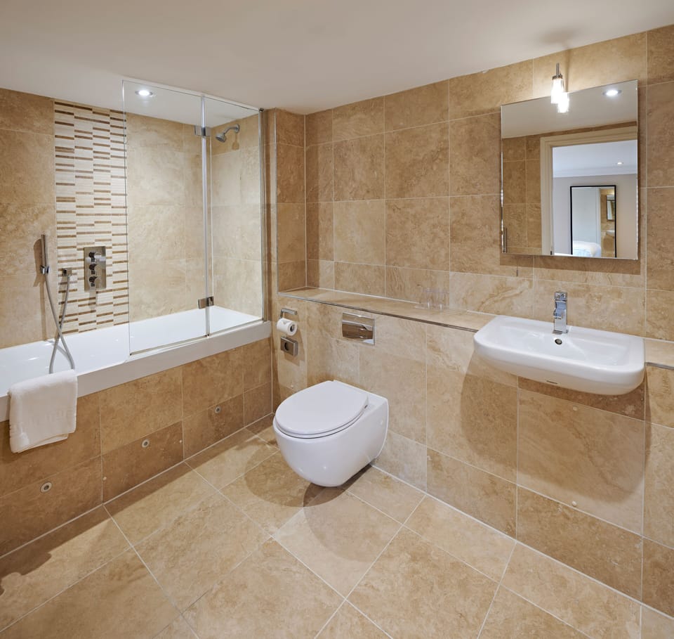 Classic Room, 1 King Bed, Non Smoking, Refrigerator | Bathroom | Designer toiletries, hair dryer, towels, shampoo