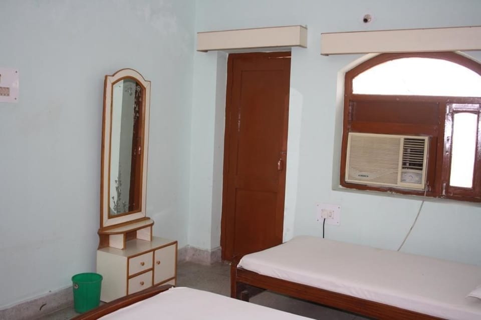 Rollaway beds (surcharge), WiFi (free)