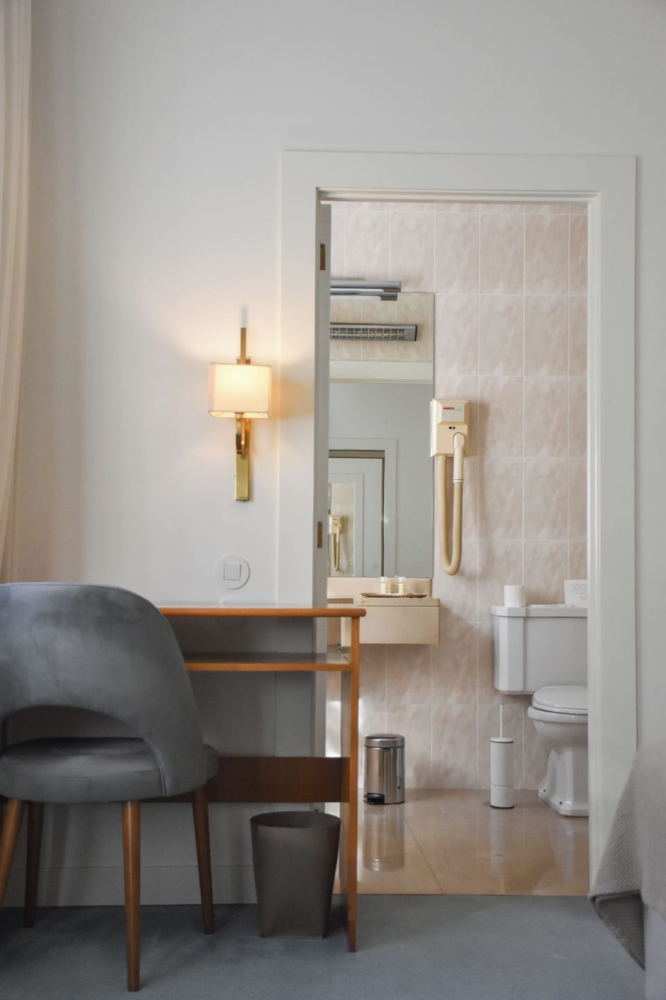 Classic Double or Twin Room | Minibar, in-room safe, desk, free WiFi