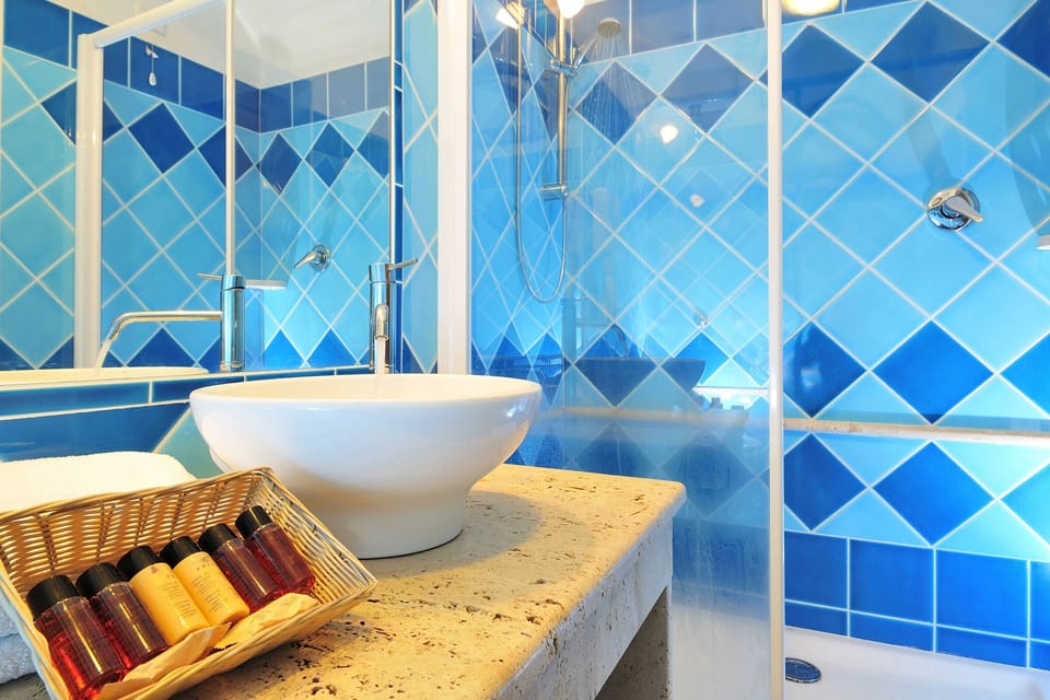 Shower, rainfall showerhead, free toiletries, hair dryer