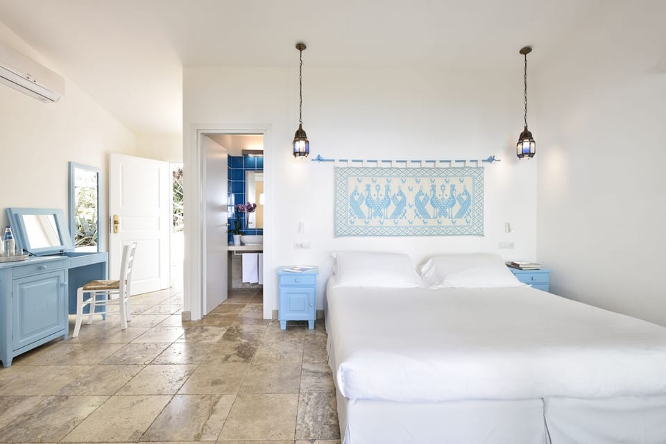 Family Room (Classic) | Minibar, in-room safe, desk, free WiFi