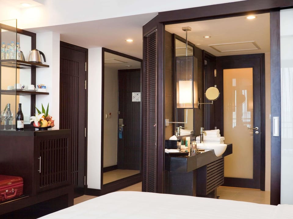 Minibar, in-room safe, desk, laptop workspace