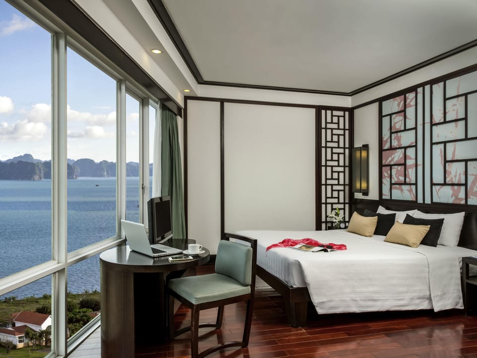 Superior Room, 1 King Bed | Minibar, in-room safe, desk, laptop workspace