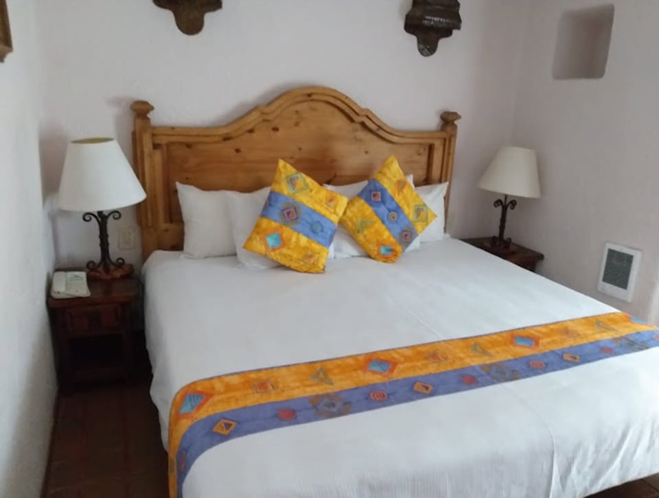 Standard Room | In-room safe, desk