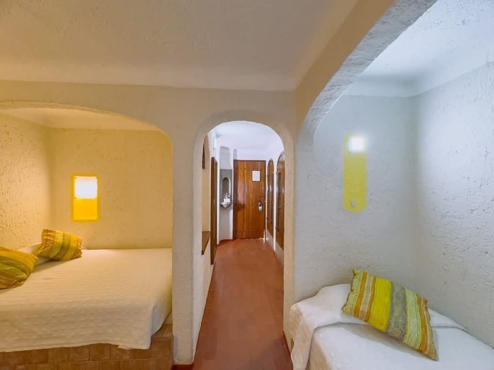 Standard Room | In-room safe, desk, blackout drapes, bed sheets