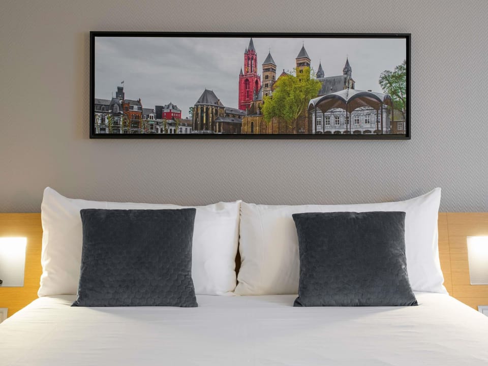 Superior Room, 1 Double Bed | Minibar, in-room safe, desk, laptop workspace