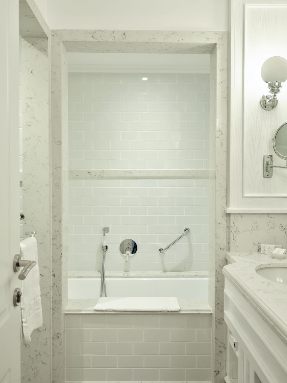 Suite | Bathroom | Separate tub and shower, free toiletries, hair dryer, bathrobes