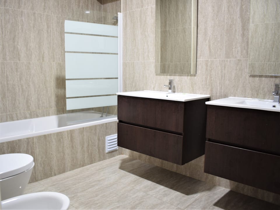 Superior Suite, Private Bathroom | Bathroom | Free toiletries, hair dryer, towels