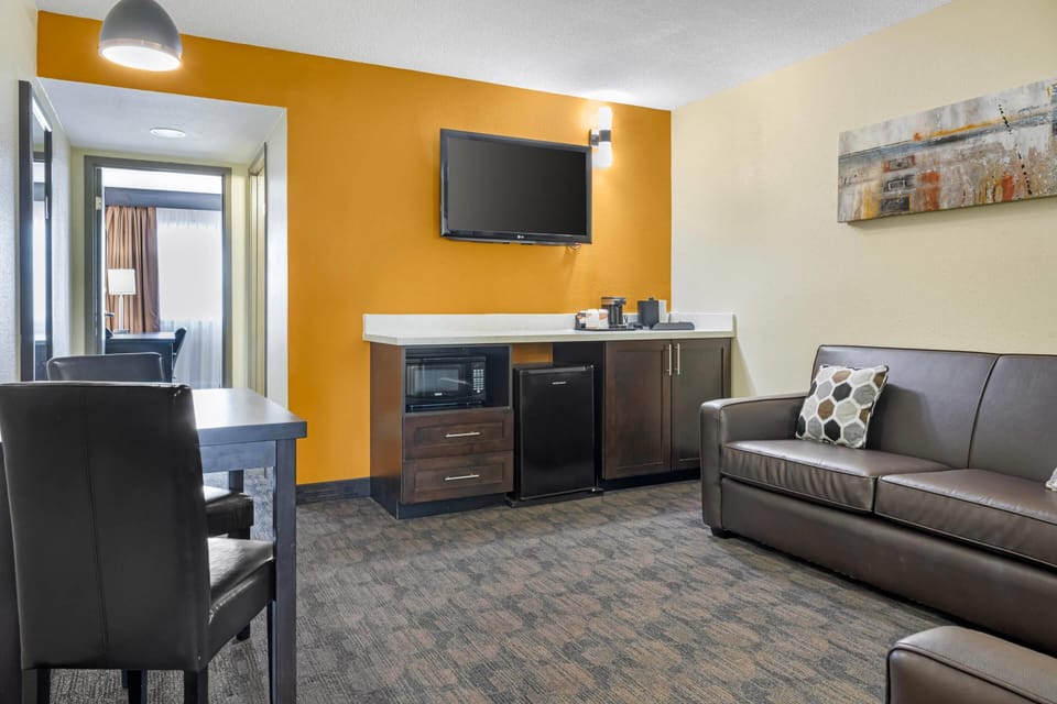 Suite, 1 King Bed, Non Smoking | Desk, iron/ironing board, free WiFi, bed sheets