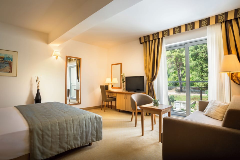 Comfort junior suite | Minibar, in-room safe, desk, blackout drapes