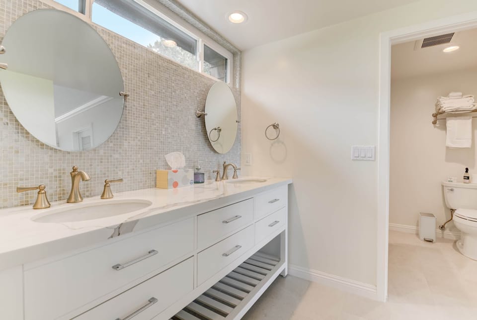 Primary Bedroom en suite bathroom (2)