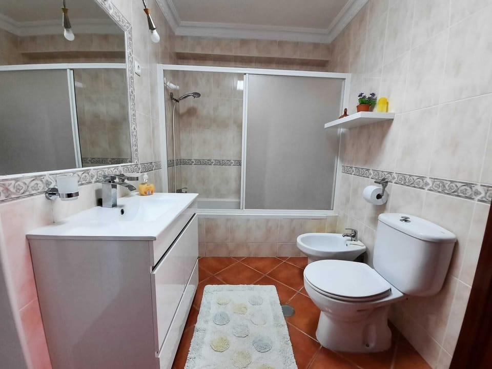 FULL BATHROOM 2