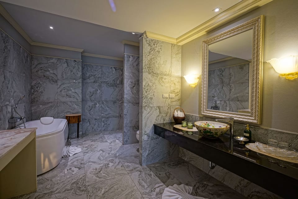 Family Suite | Bathroom | Free toiletries, hair dryer, bathrobes, slippers
