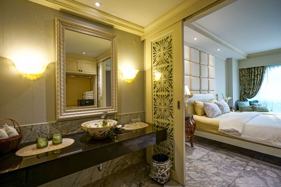 Family Suite | Bathroom | Free toiletries, hair dryer, bathrobes, slippers