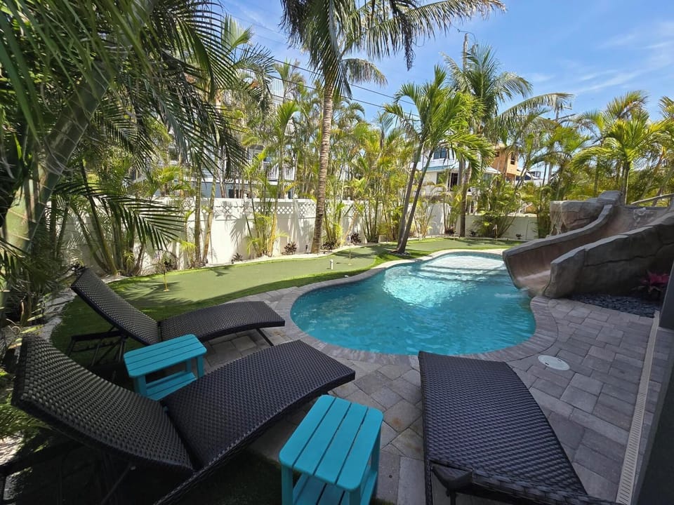 Poolside Garden Retreat Zone - AMI Locals