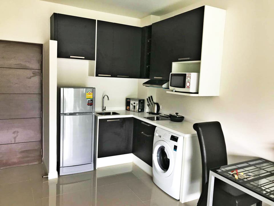 Deluxe Studio | Private kitchenette | Full-size fridge, microwave, stovetop, electric kettle