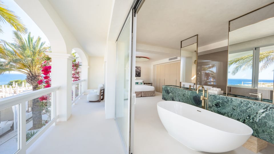 Epic Suite with Pool View- Entrance to Pacha Club Included | Bathroom | Separate tub and shower, free toiletries, hair dryer, bathrobes