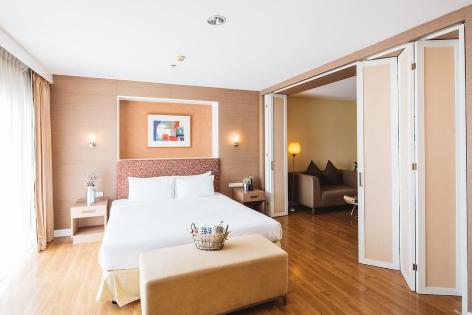 Suite Room | Minibar, in-room safe, desk, blackout drapes