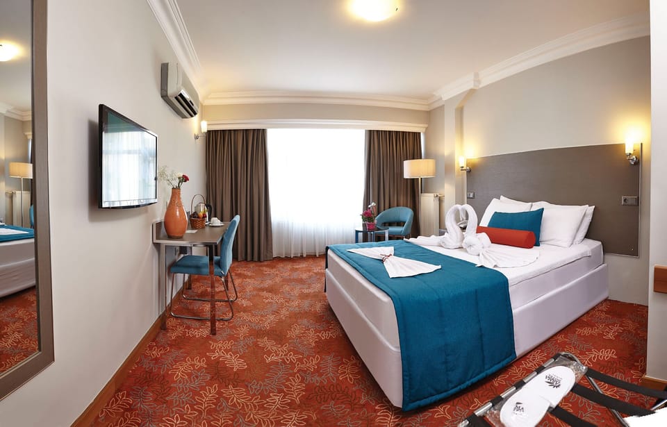 Double Room | Minibar, in-room safe, desk, soundproofing