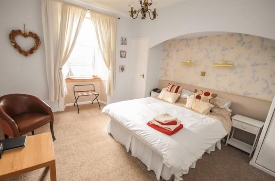 Premium bedding, iron/ironing board, free WiFi, bed sheets