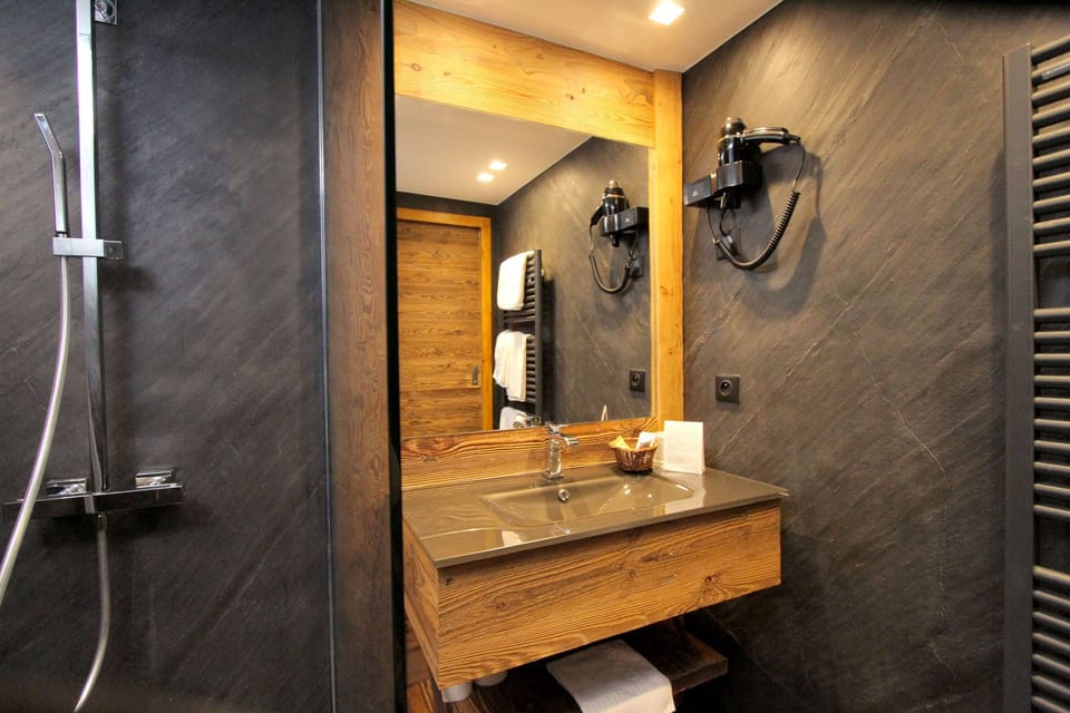 Standard Double or Twin Room | Bathroom | Free toiletries, hair dryer, bathrobes, towels