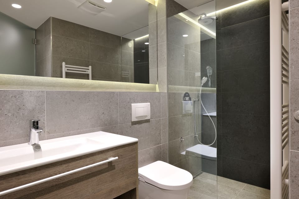 Superior Twin Room, 1 Bedroom, Balcony, River View | Bathroom | Free toiletries, hair dryer, towels, soap