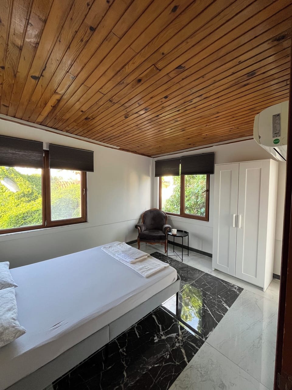 Elite Apartment | Desk, laptop workspace, iron/ironing board, free WiFi
