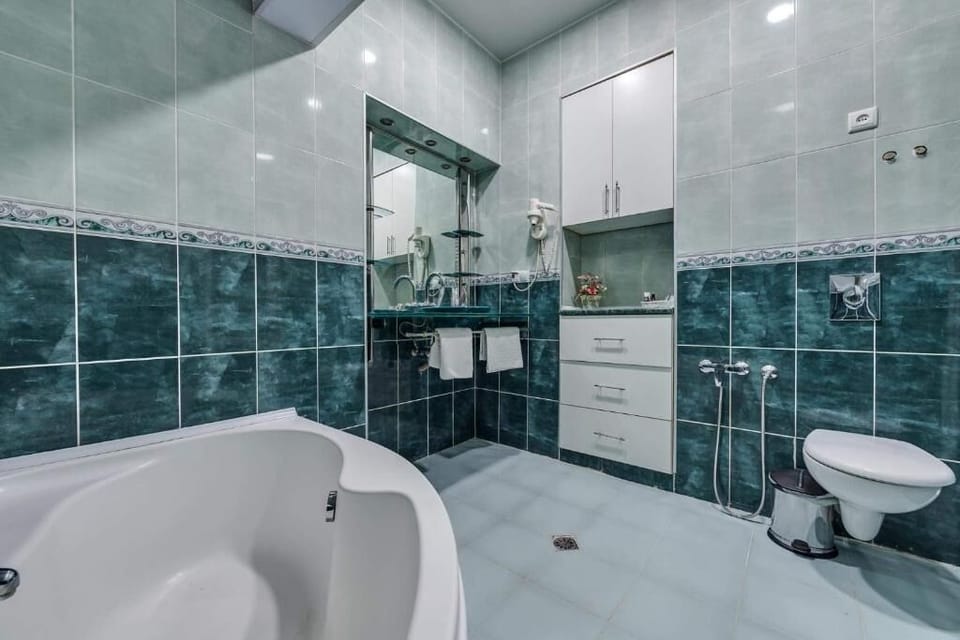 Deluxe Double or Twin Room, Private Bathroom | Bathroom | Free toiletries, hair dryer, slippers, towels