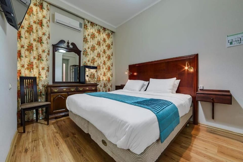 Economy Room | Bathroom | Free toiletries, hair dryer, slippers, towels