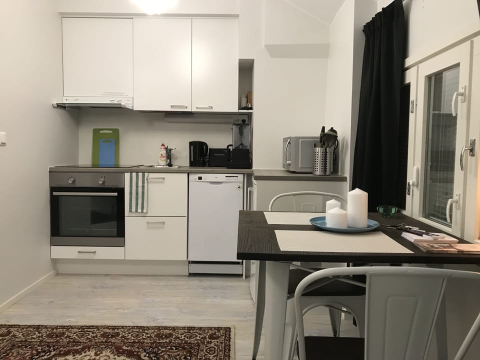 Standard Apartment | Private kitchen | Full-size fridge, microwave, oven, stovetop