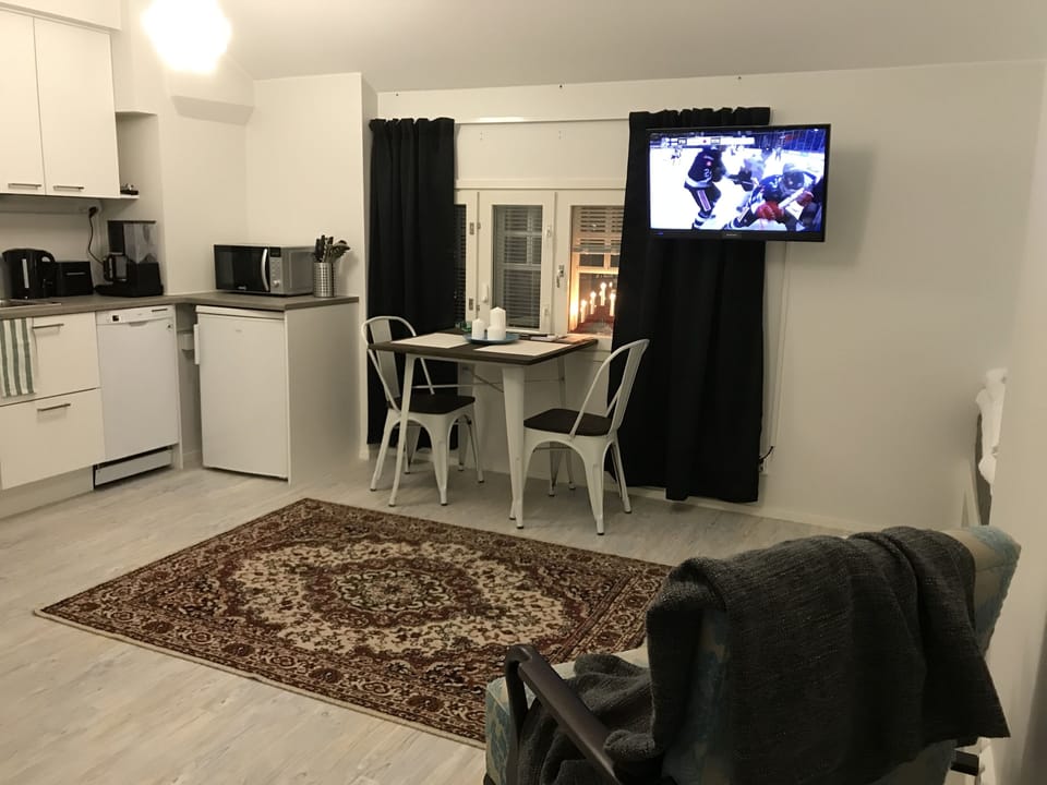Standard Apartment | Private kitchenette | Full-size fridge, microwave, oven, stovetop