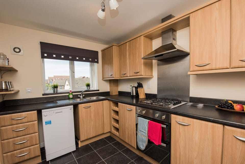 Townhome | Private kitchen | Fridge, microwave, stovetop, dishwasher