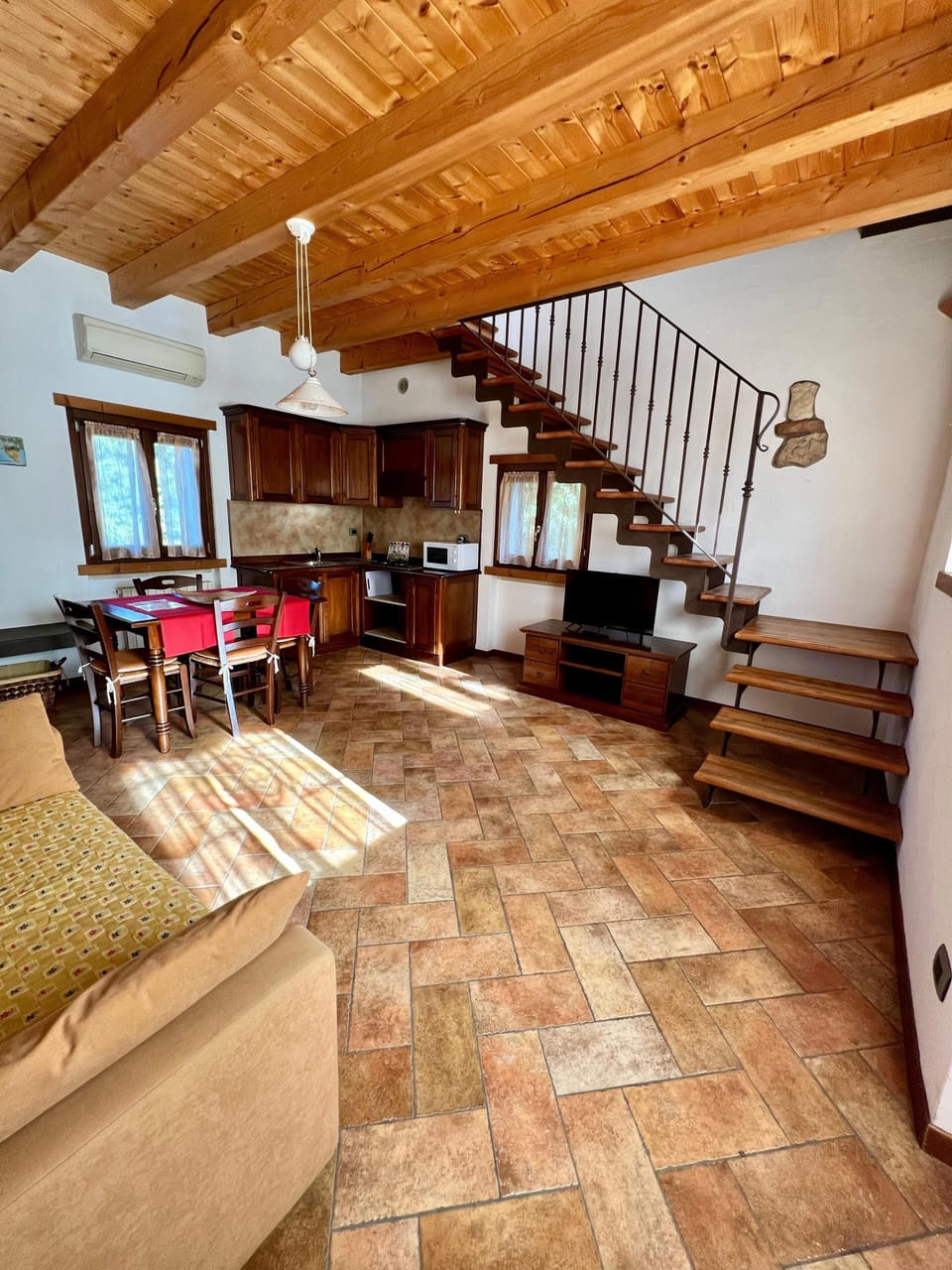 Romantic Duplex | Living area