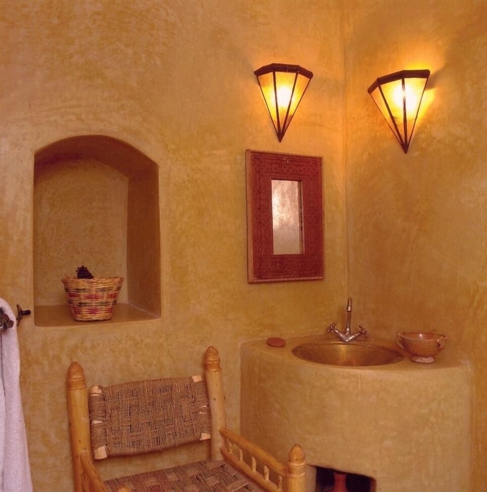 Double Room (Safran) | Bathroom | Shower, rainfall showerhead, hair dryer (on request), towels