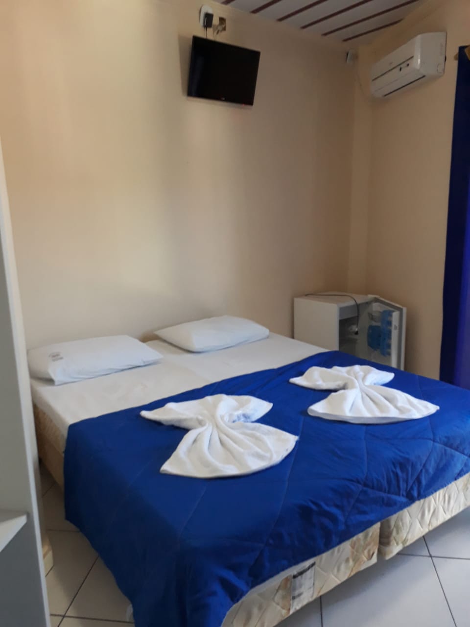 Double or Twin Room | Minibar, WiFi (free), bed sheets