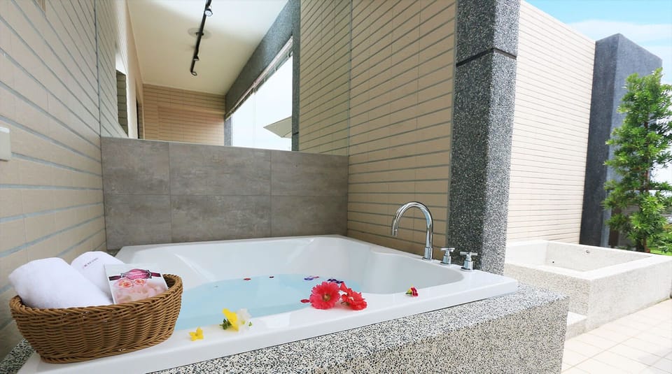 Standard Double Room, Non Smoking (Bali) | Bathroom | Separate tub and shower, rainfall showerhead, free toiletries