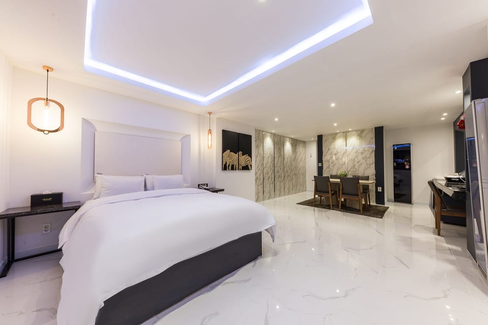 Deluxe Suite, 1 Bedroom | Premium bedding, down comforters, desk, soundproofing