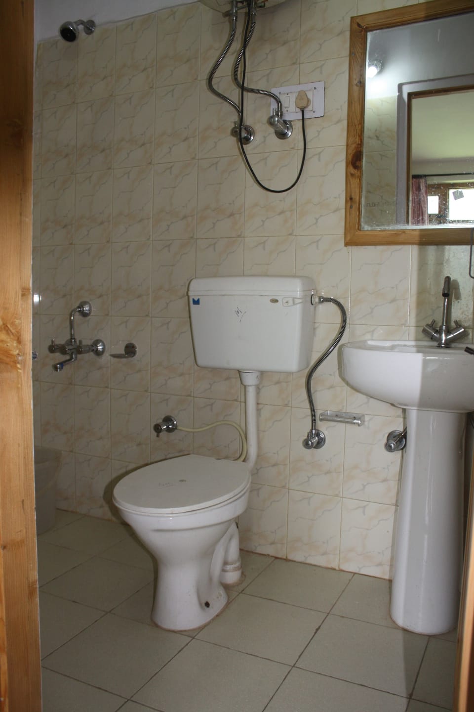 Basic Double Room, 1 Queen Bed | Bathroom | Shower, free toiletries, towels