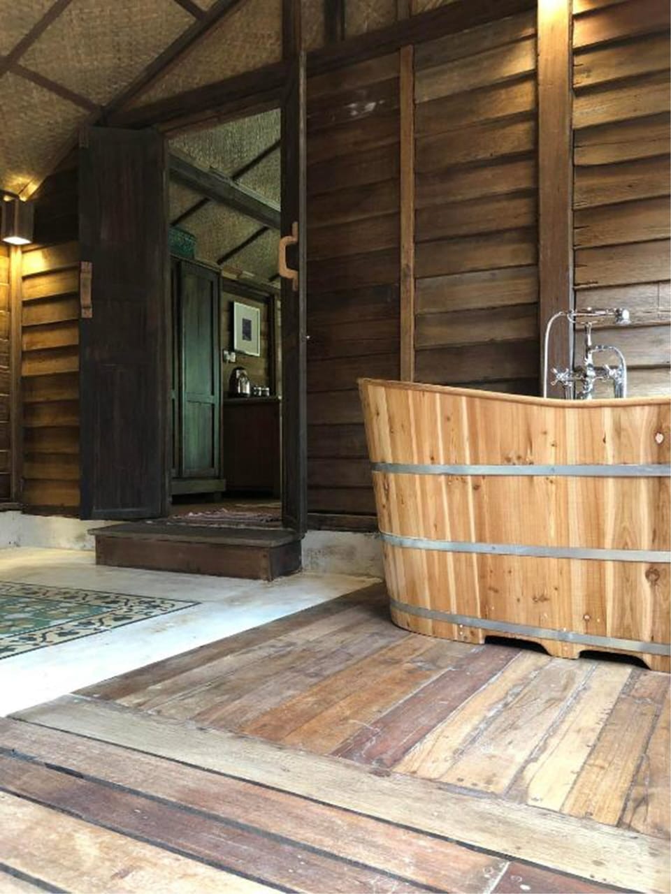 Separate tub and shower, deep soaking tub, rainfall showerhead