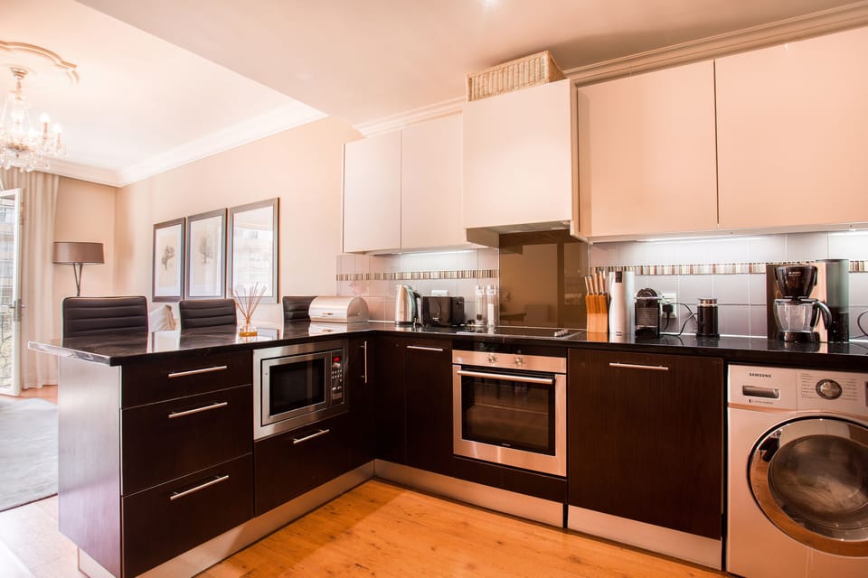 Luxury Apartment (318) | Private kitchen | Fridge, microwave, oven, stovetop