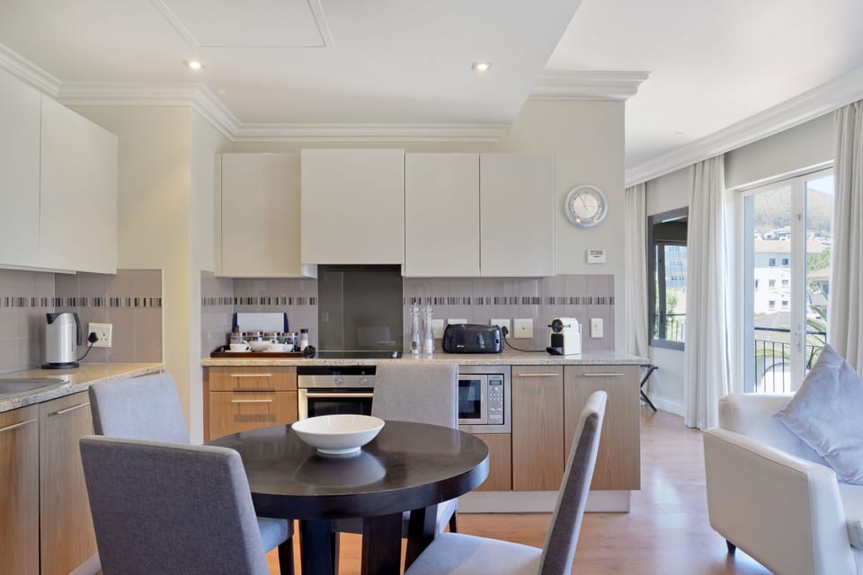 Luxury Apartment (414) | In-room dining